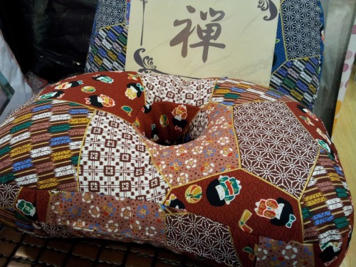 Donut Cushion/Pillows, red coulour  中空座墊/枕頭, 紅色
Cool and good aspiration 清涼透氣
Adjustable height 可調高低